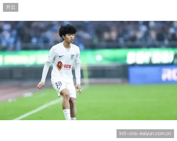 大连英博边路防守存隐患，吕焯毅近期状态下滑多次出现致命失误。